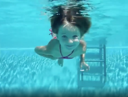 Bambina che nuota in piscina